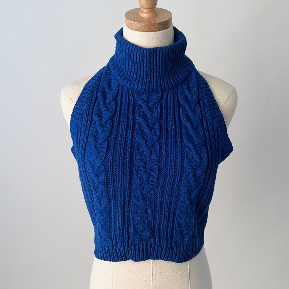 Stylish crop top in sweater material. (discounted shipping!)